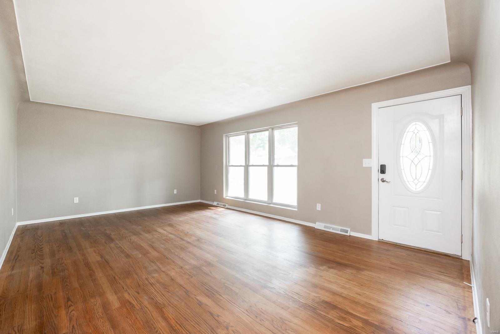 127 Creekside Drive Property Photo 3