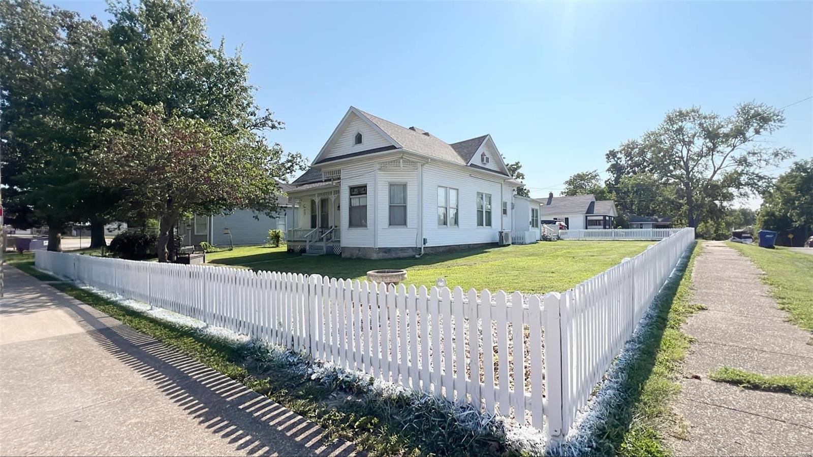 607 N Jackson Street Property Photo 9
