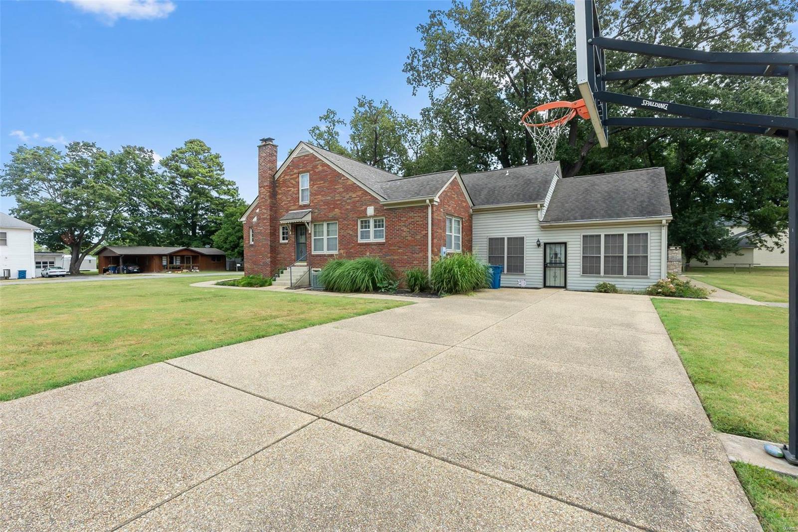 612 West Sturdivant Street Property Photo 2
