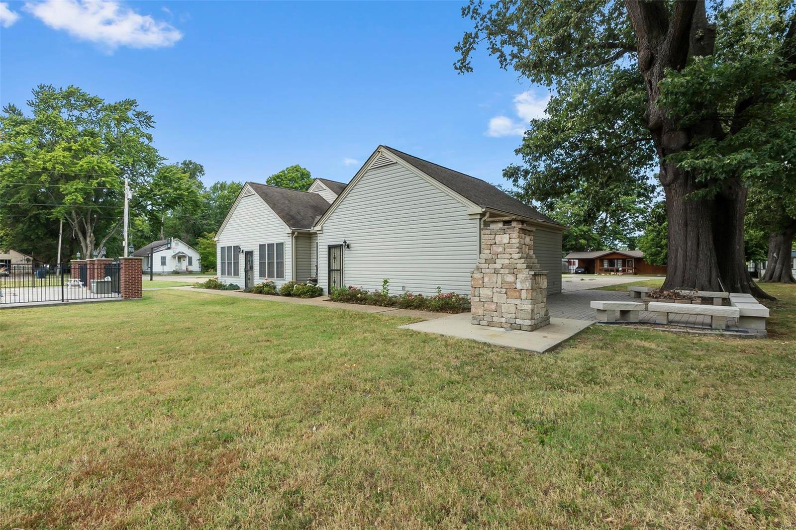 612 West Sturdivant Street Property Photo 40
