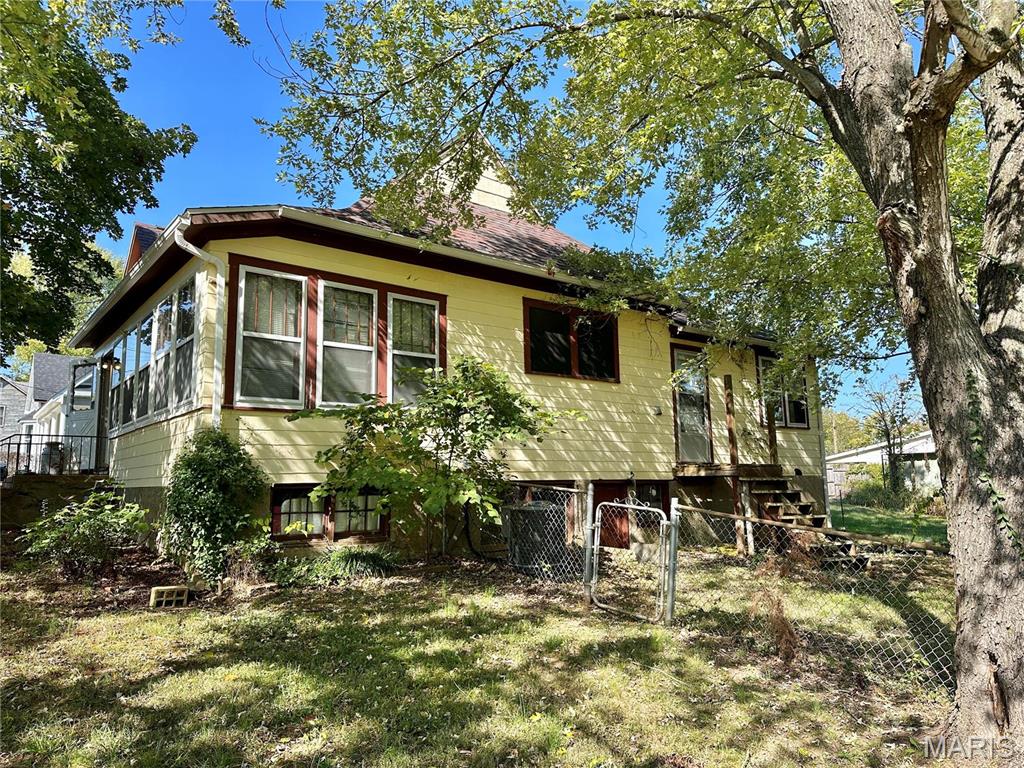 220 Louise Street Property Photo 4