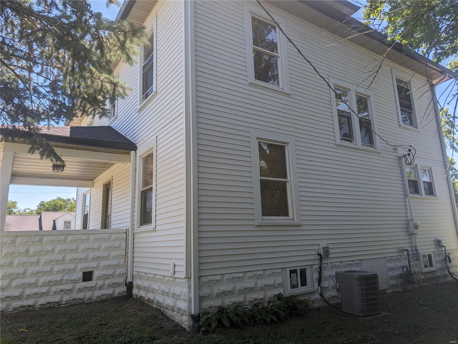 220 E Main Street Property Photo 3