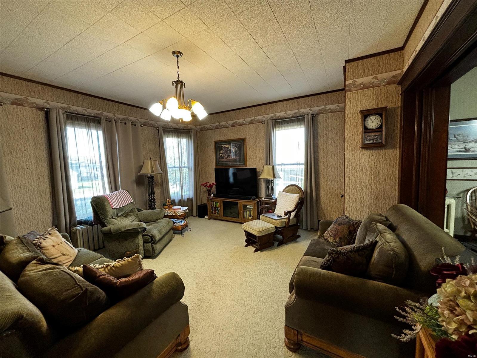 102 N Clark Street Property Photo 8