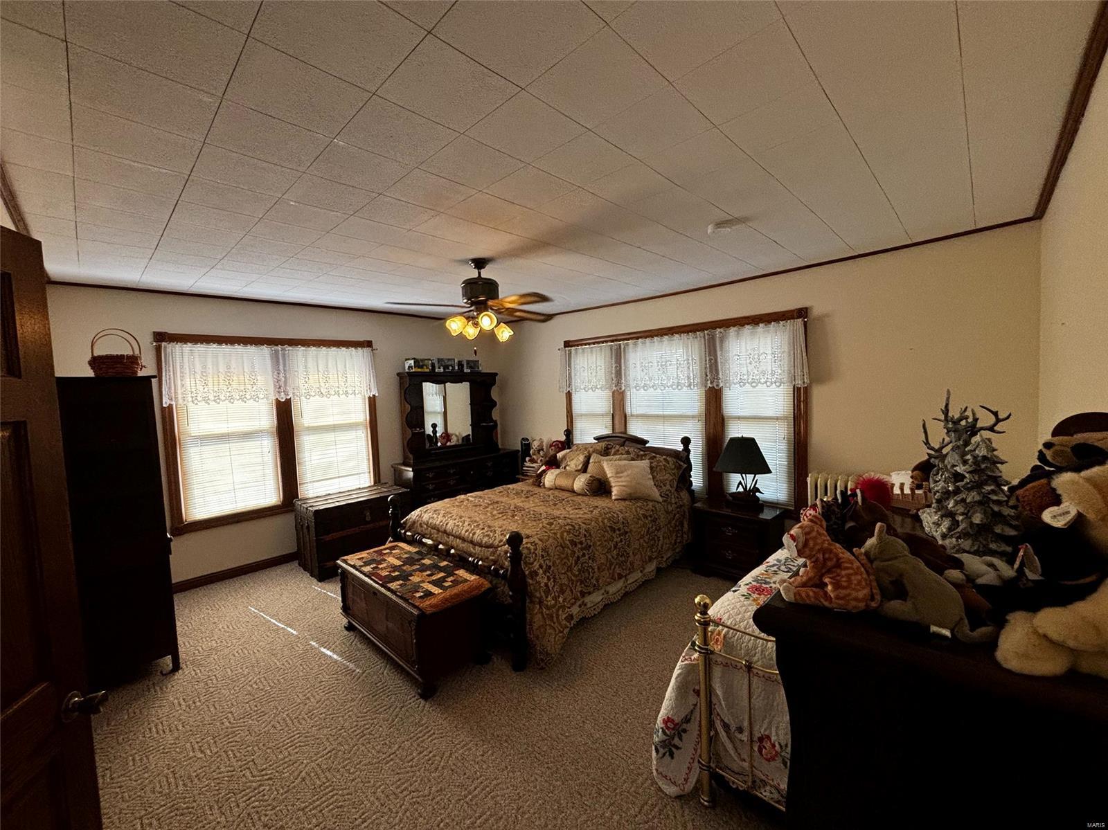 102 N Clark Street Property Photo 13
