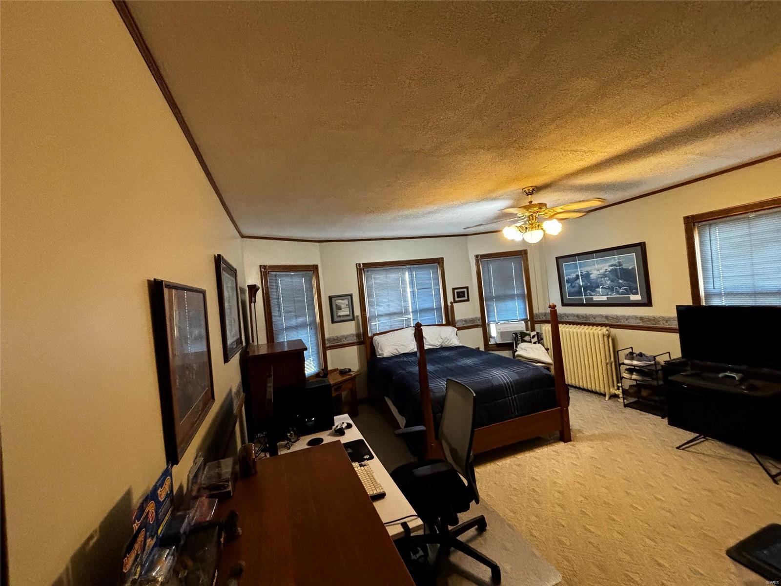 102 N Clark Street Property Photo 14