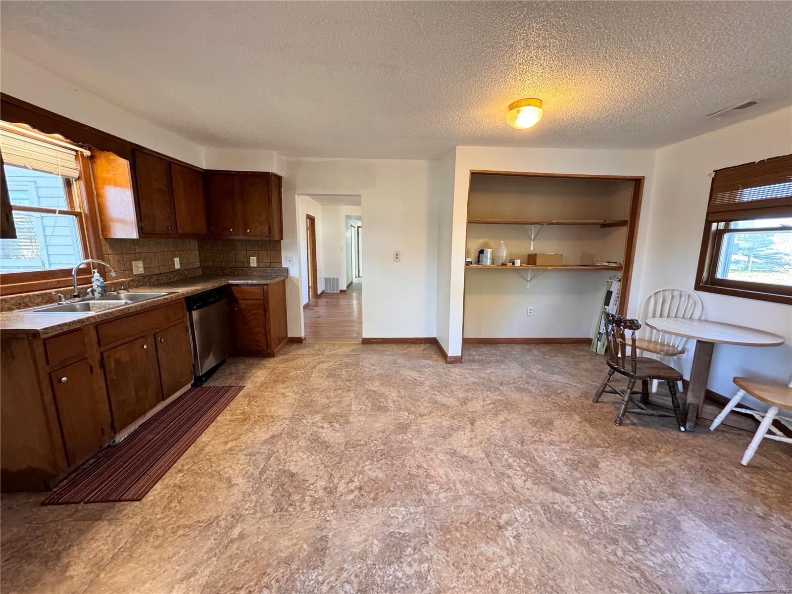 305 S Main Street Property Photo 7