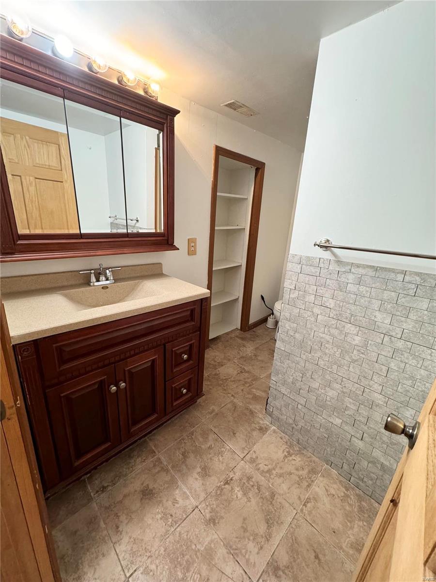 305 S Main Street Property Photo 15