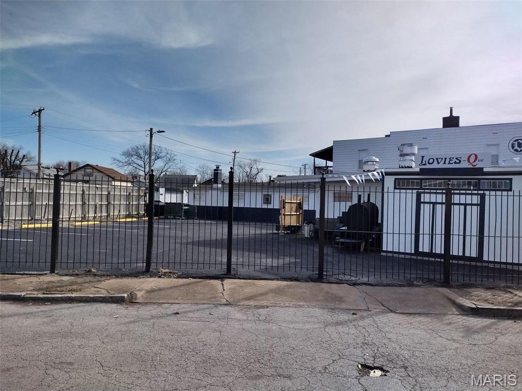 7954 N Broadway Property Photo 1