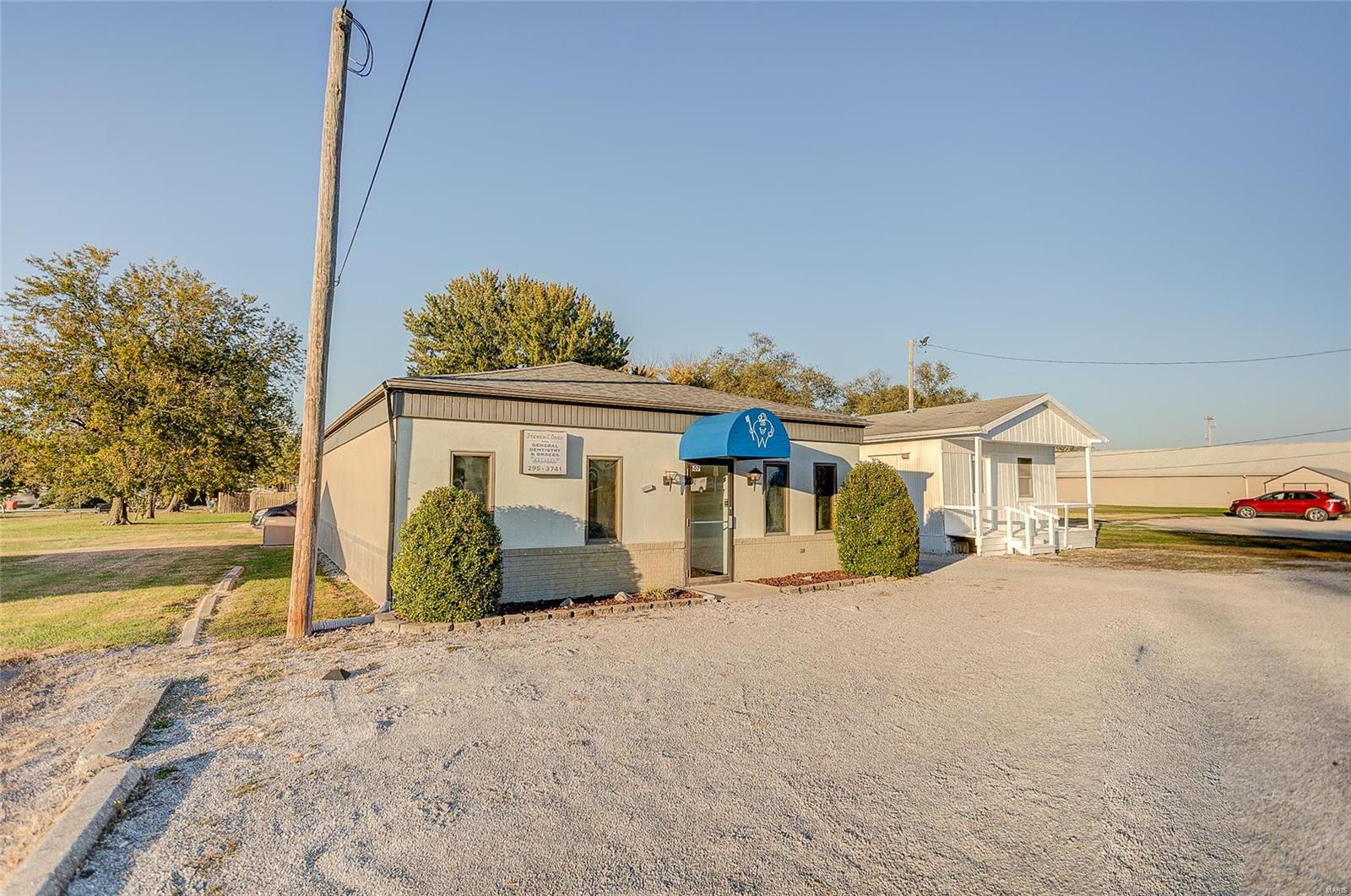 607 E Lyons St Property Photo 1