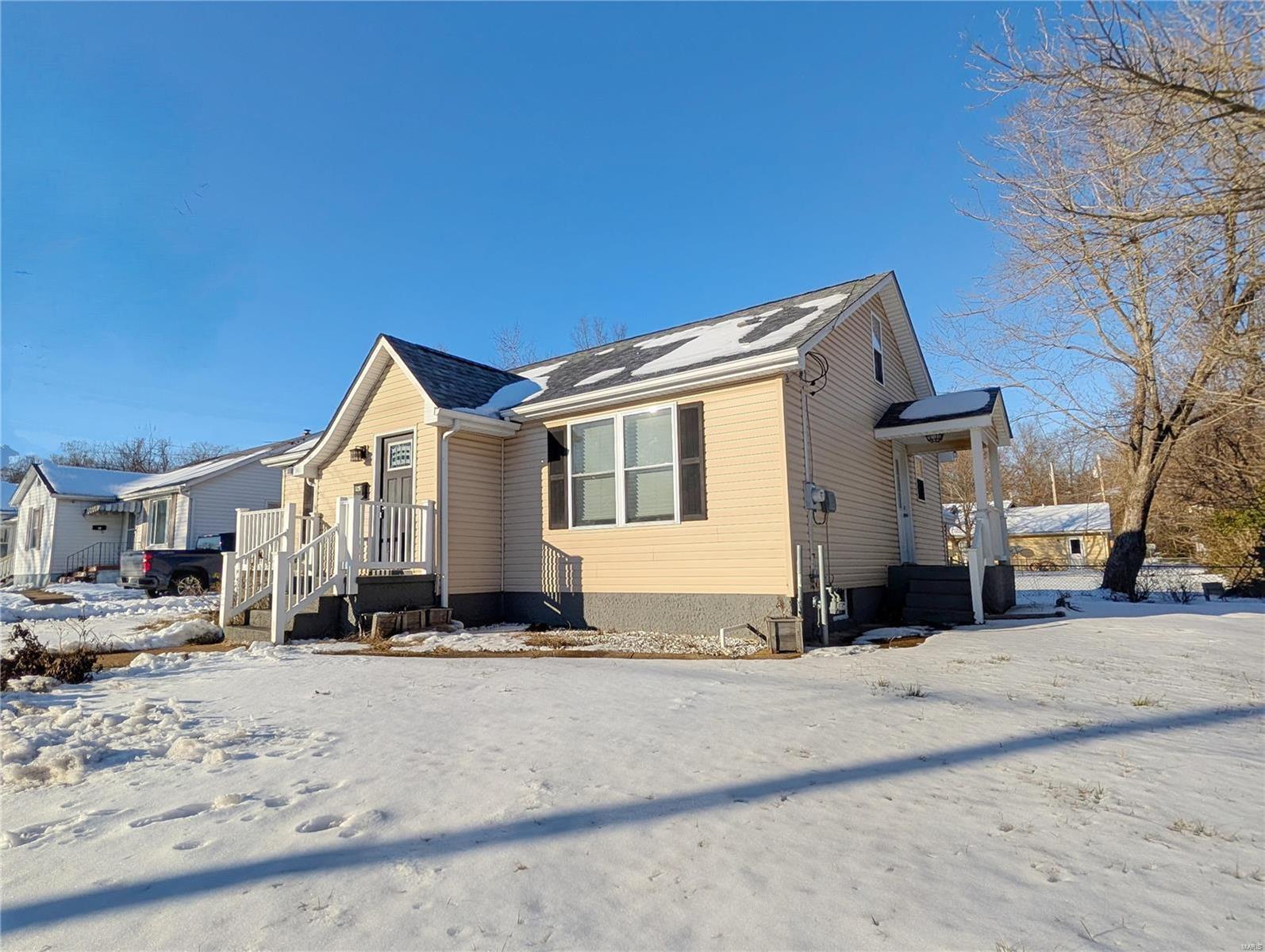 526 W Saint Louis Street Property Photo 2