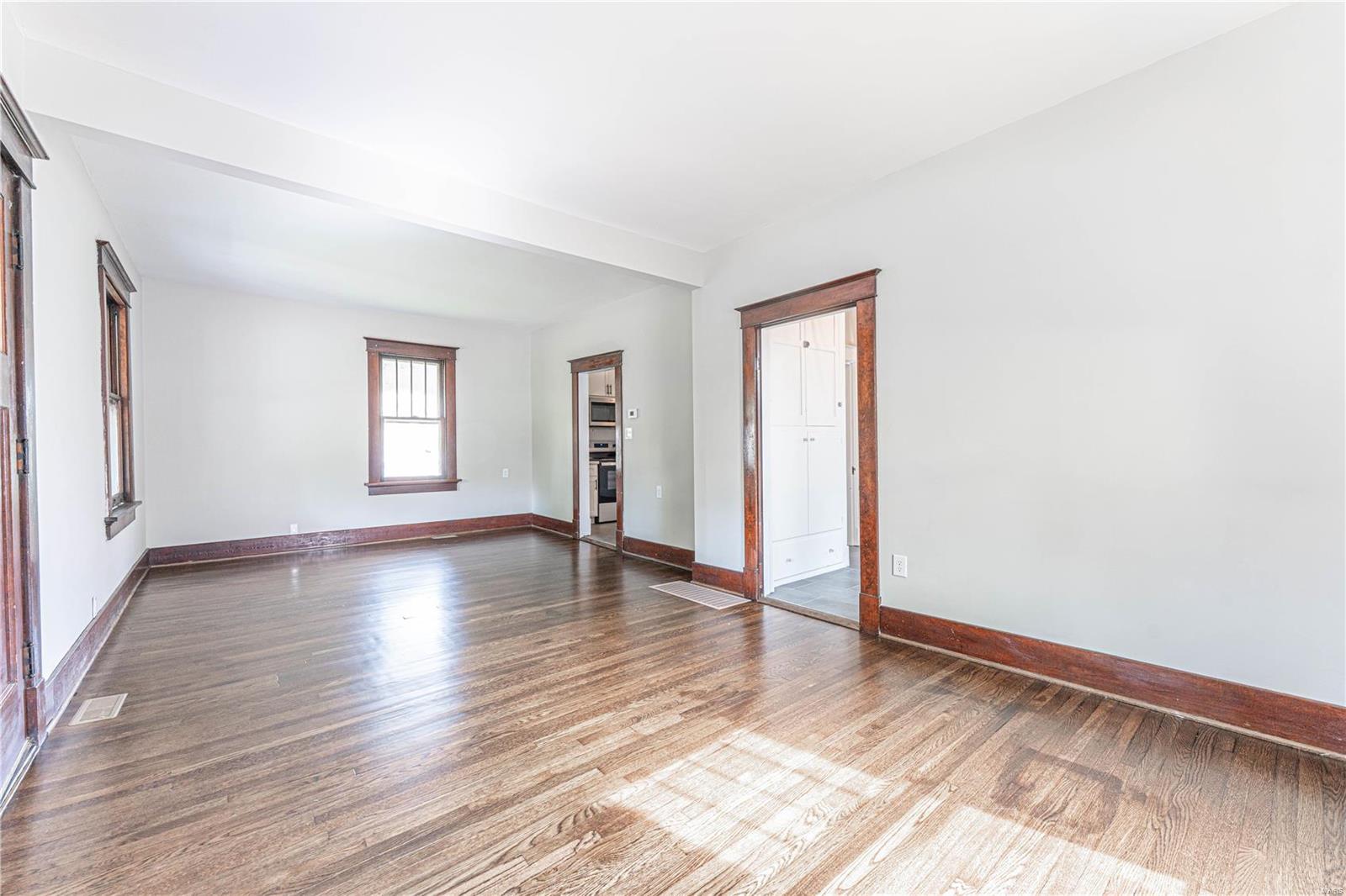 553 W 2nd Street Property Photo 4