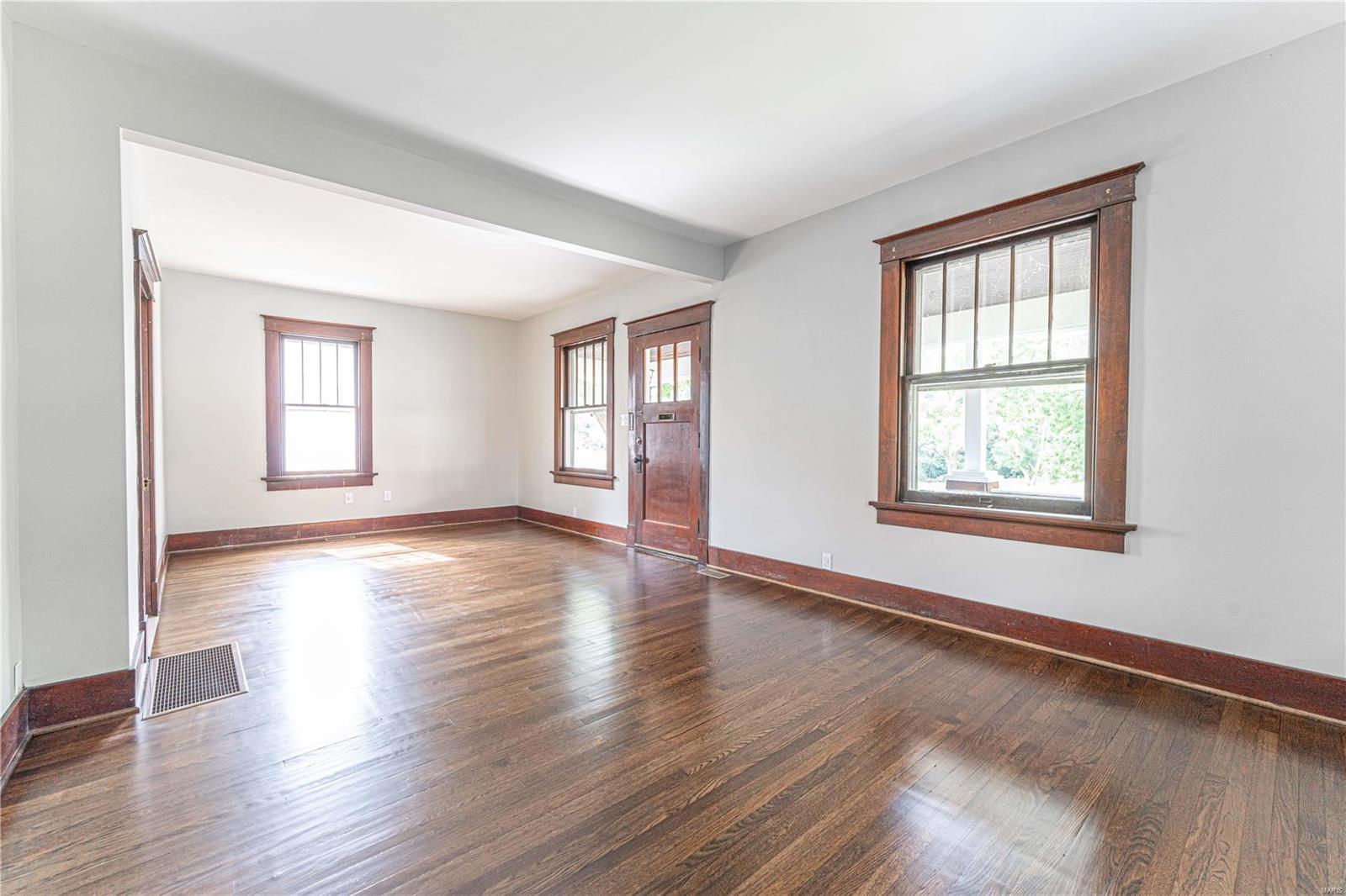 553 W 2nd Street Property Photo 5