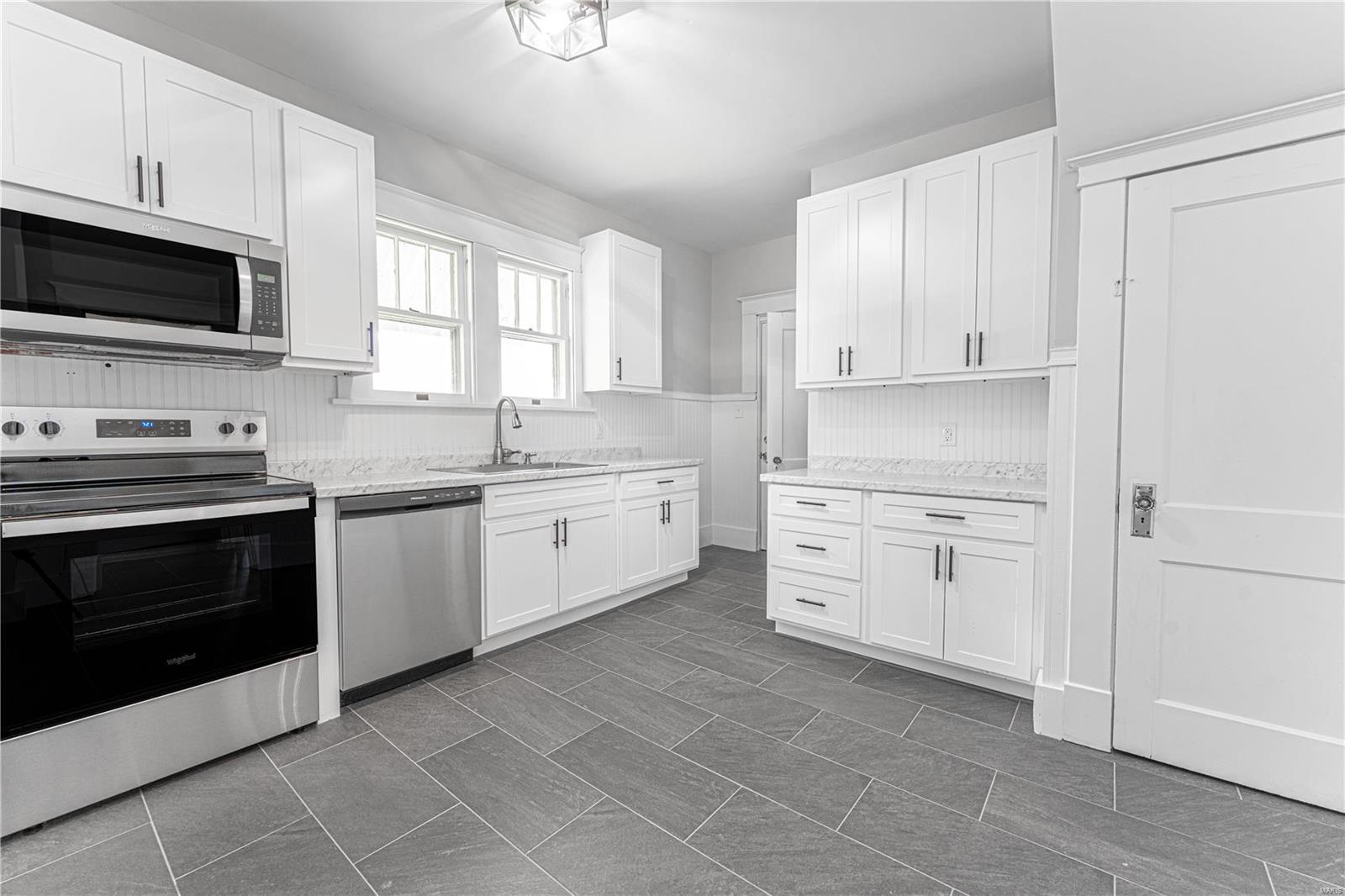 553 W 2nd Street Property Photo 9