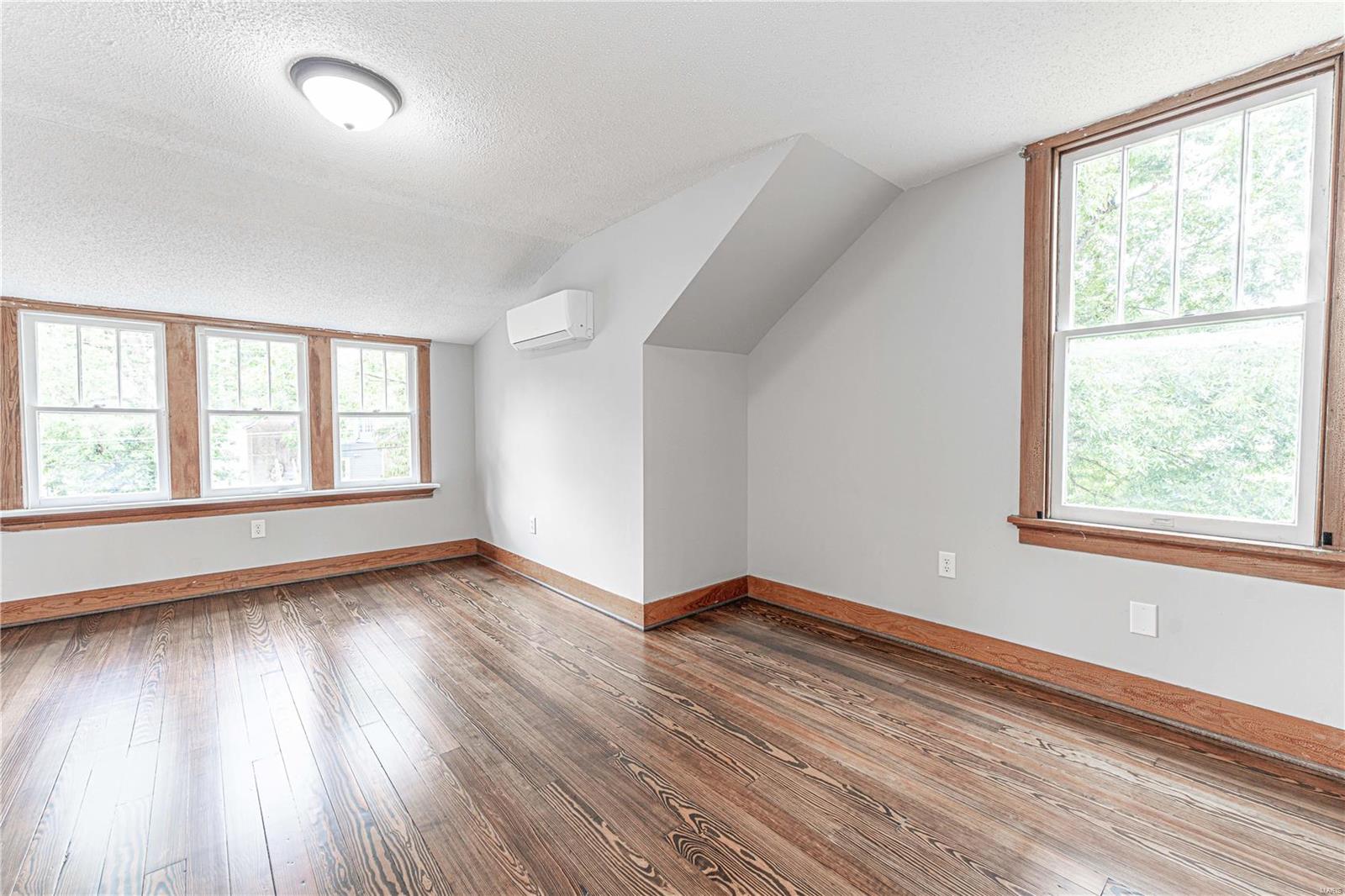 553 W 2nd Street Property Photo 13