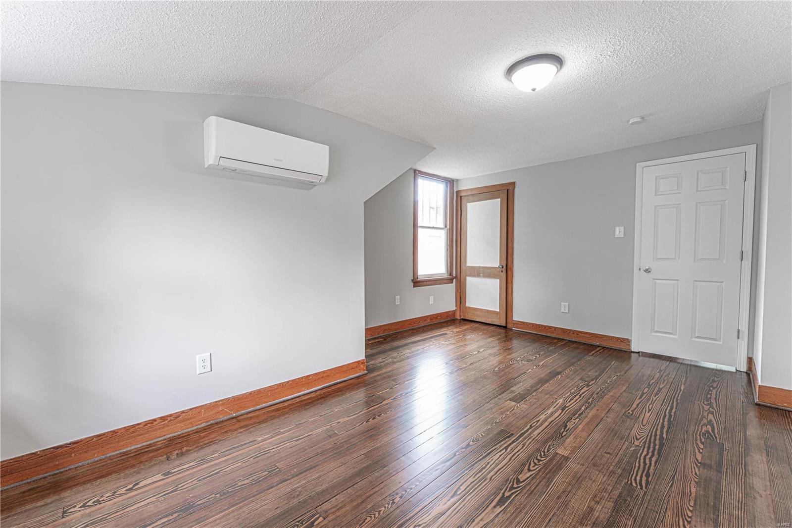 553 W 2nd Street Property Photo 14