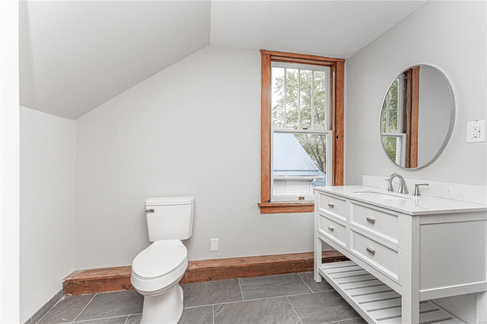 553 W 2nd Street Property Photo 15