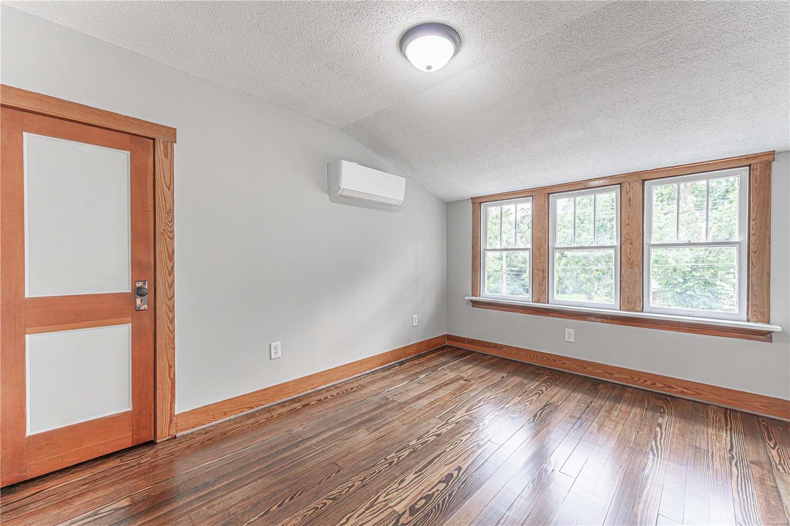 553 W 2nd Street Property Photo 16