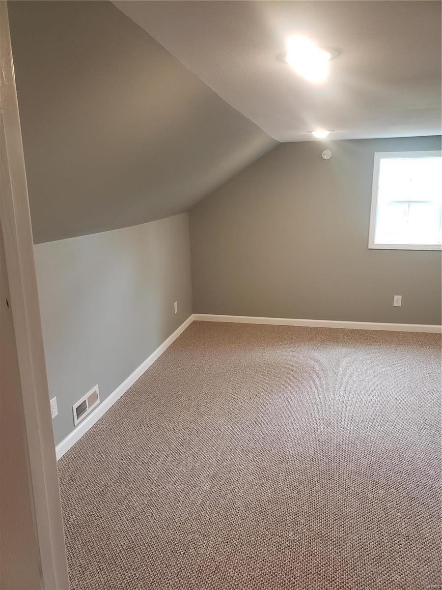 924 College Street Property Photo 6