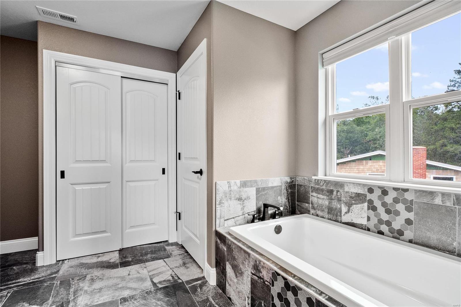 6020 N Lakeshore Drive Property Photo 29