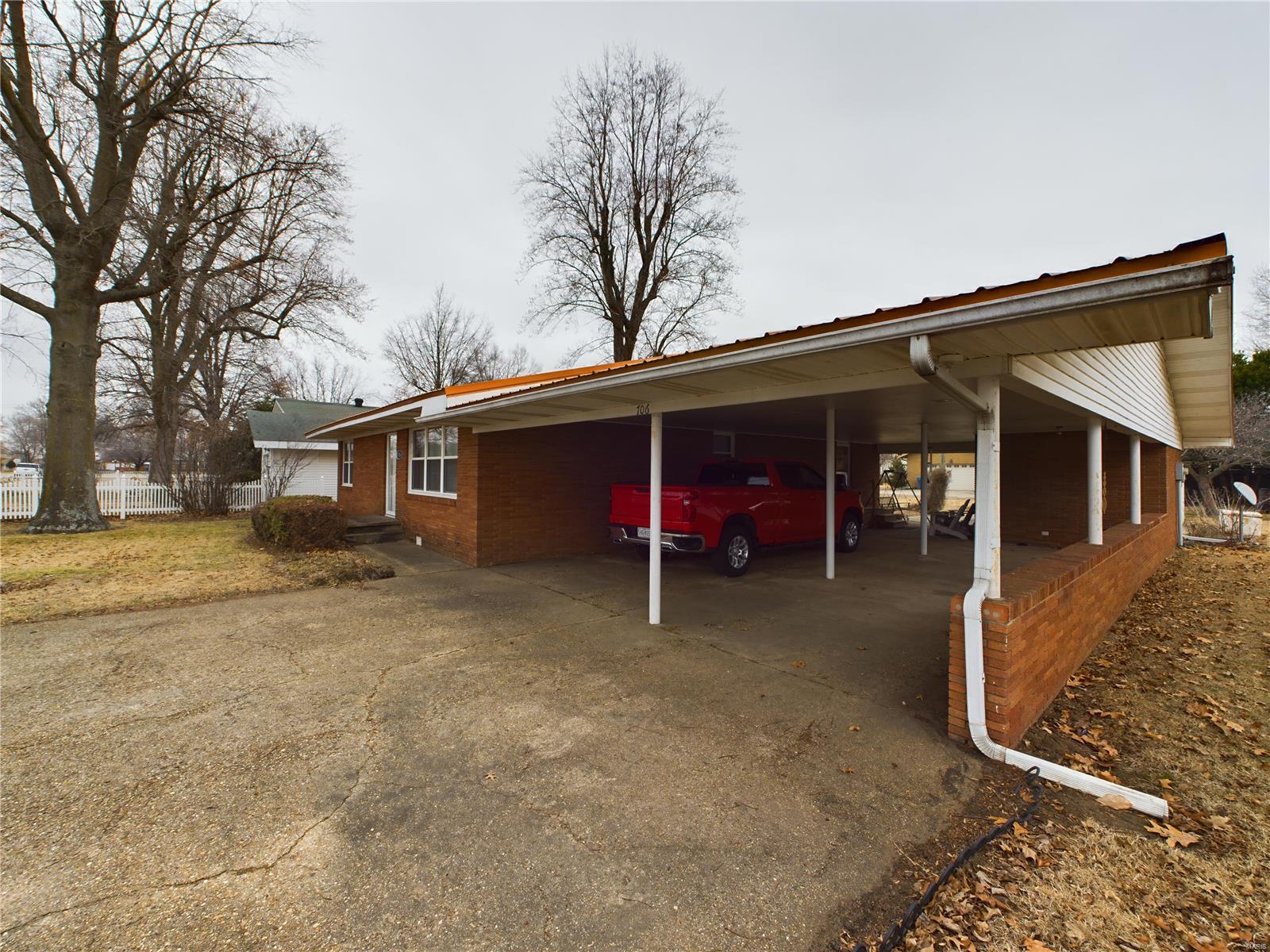 706 Smith Street Property Photo 4