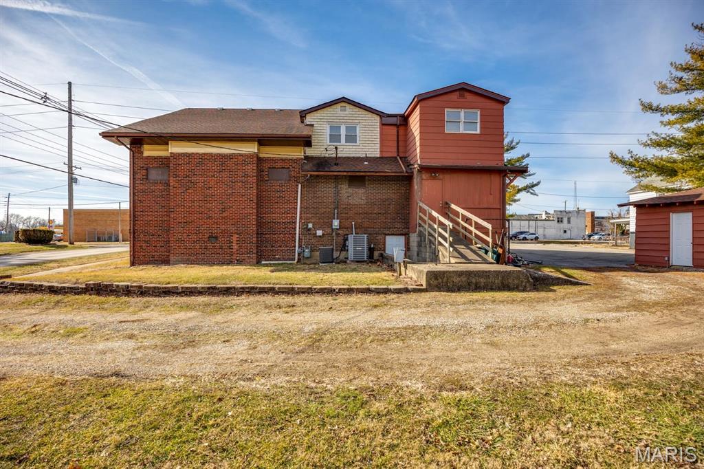 209 S Montgomery St Property Photo 4