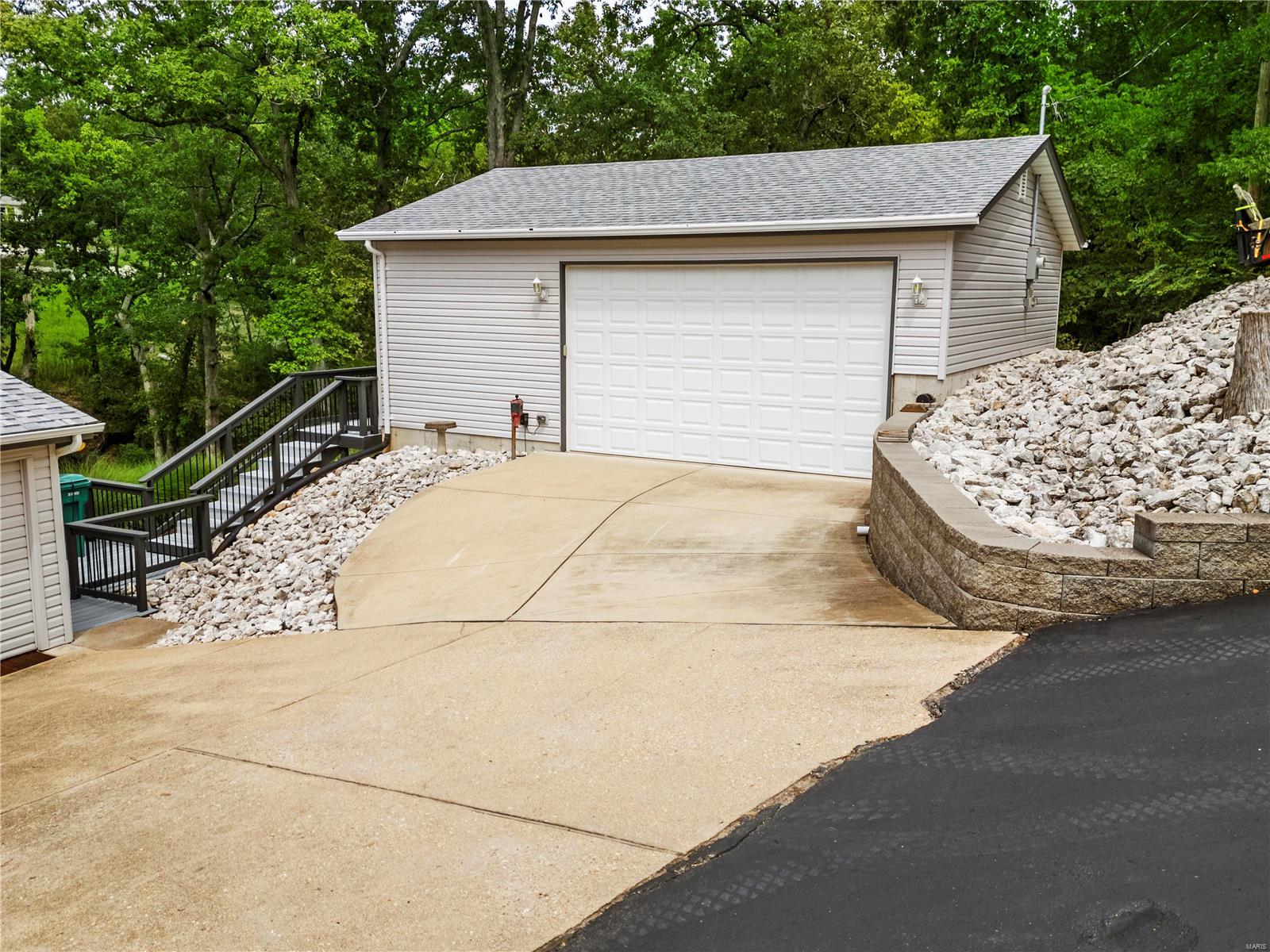 5876 N Lakeshore Drive Property Photo 7