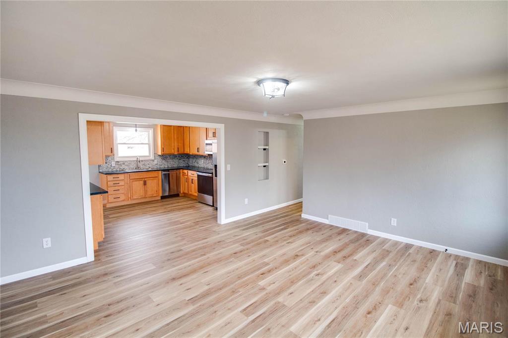 429 Oak Street Property Photo 8