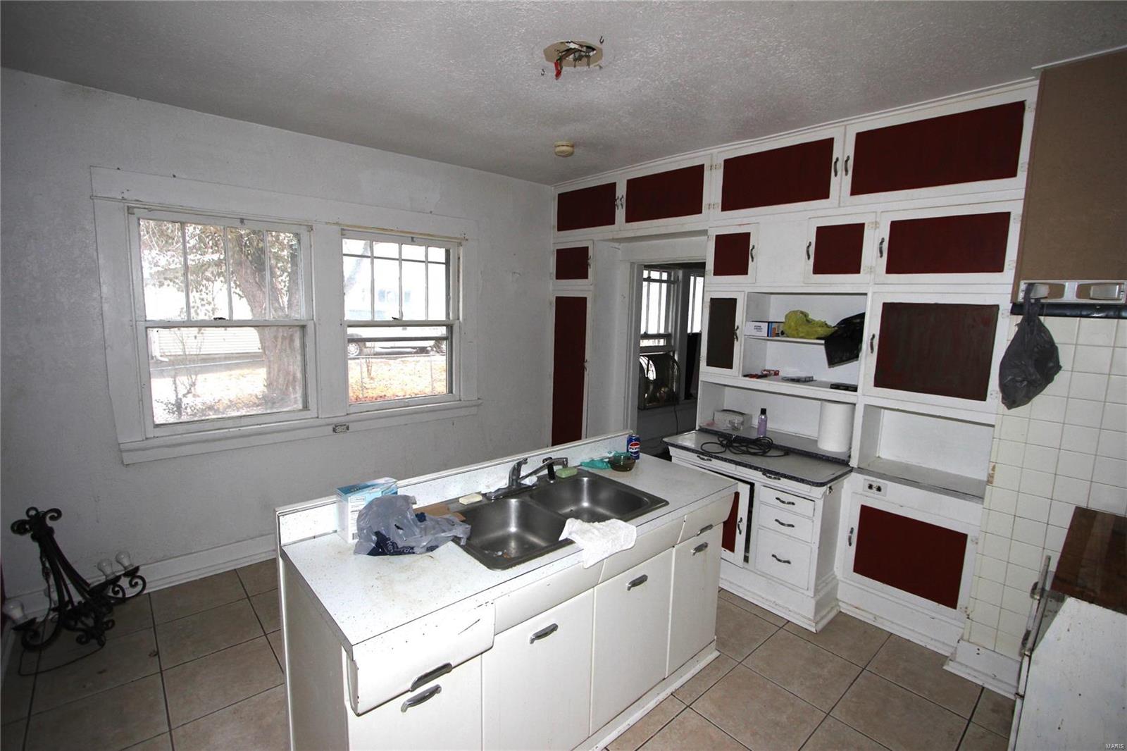 20 E Oak Street Property Photo 8