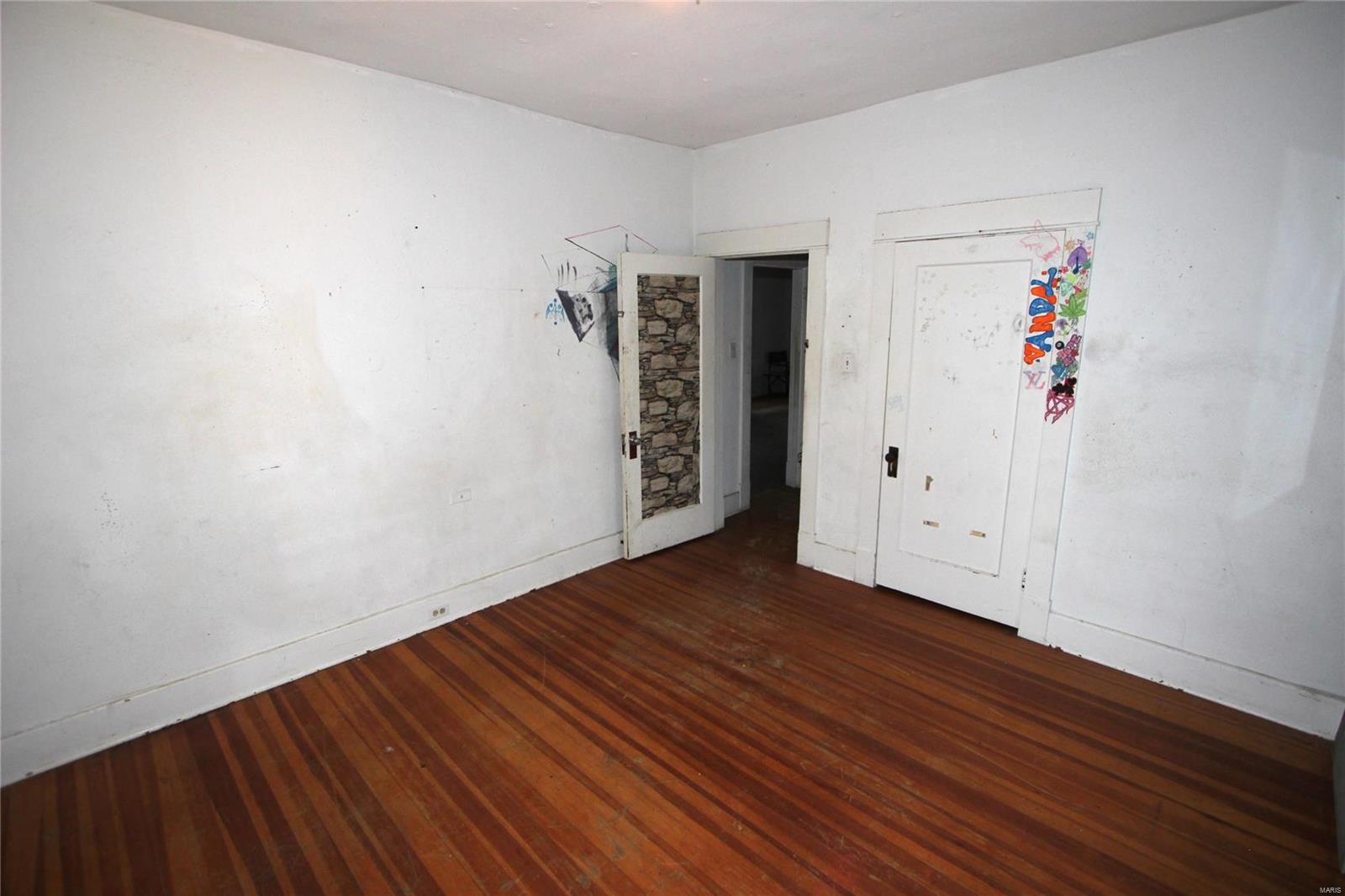 20 E Oak Street Property Photo 15