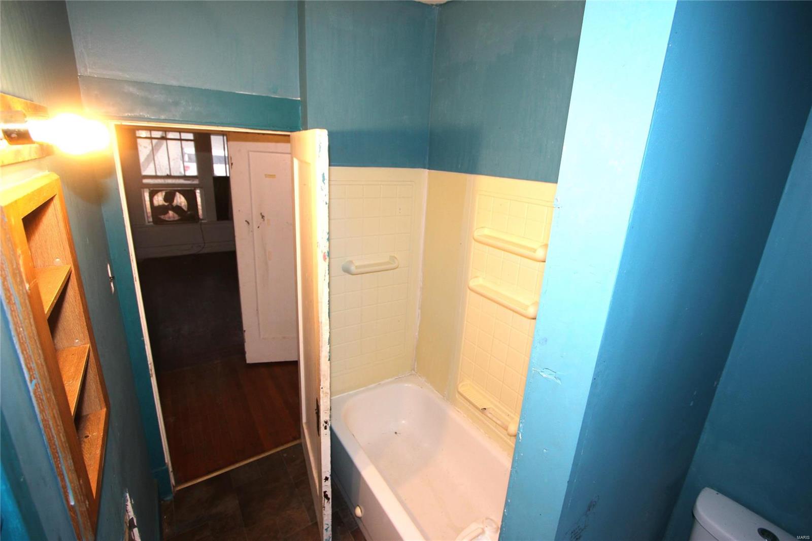20 E Oak Street Property Photo 16