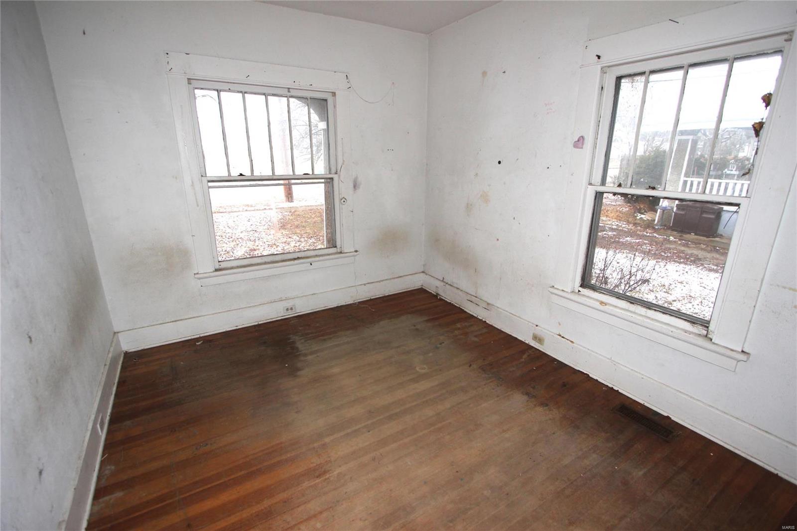 20 E Oak Street Property Photo 17