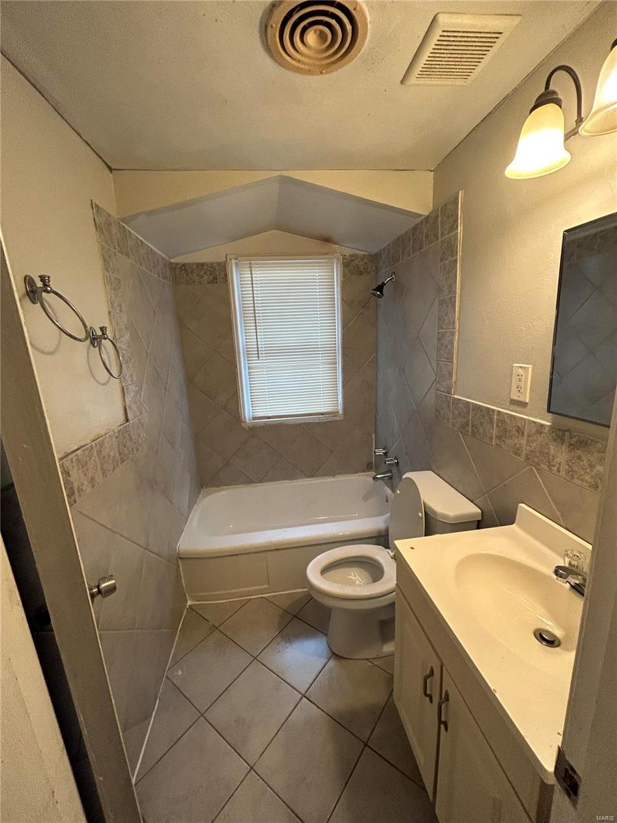 6371 Sherry Ave Property Photo 2