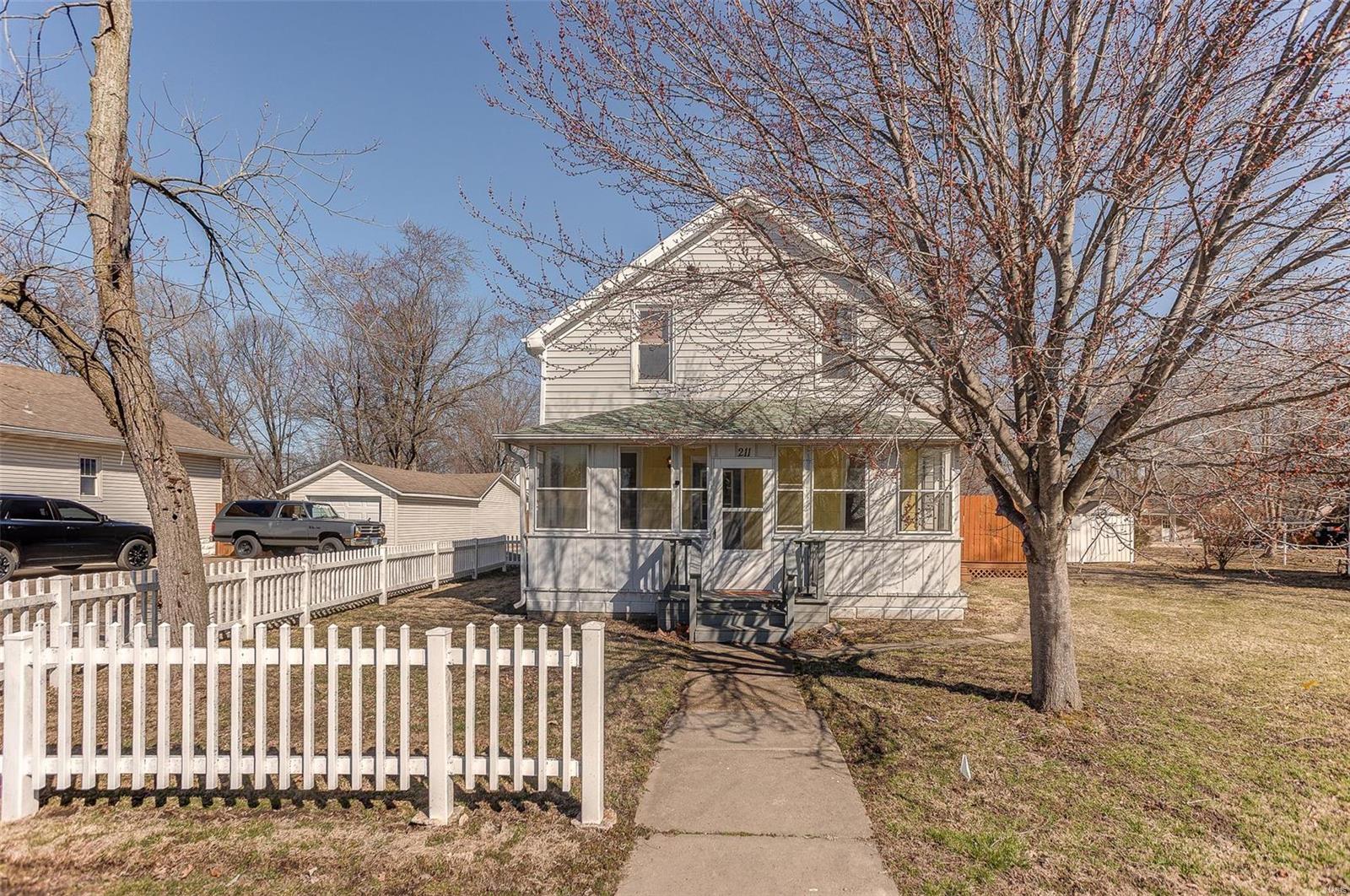 211 E Center Street Property Photo