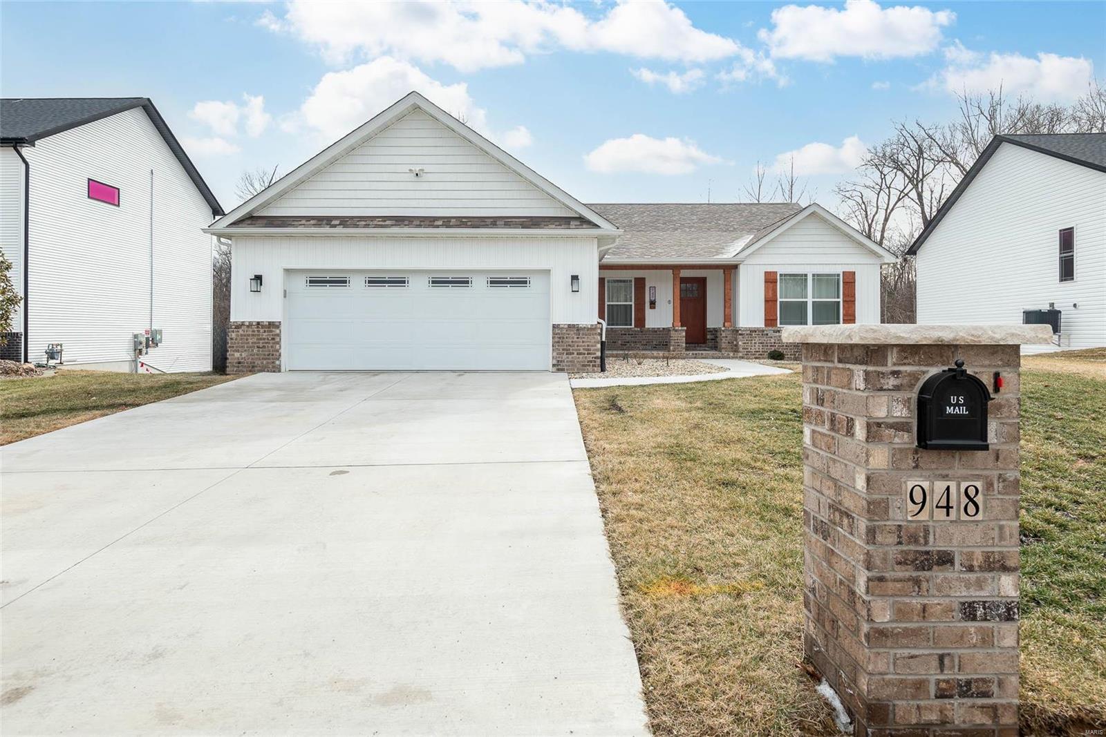 948 Half Moon Property Photo 1