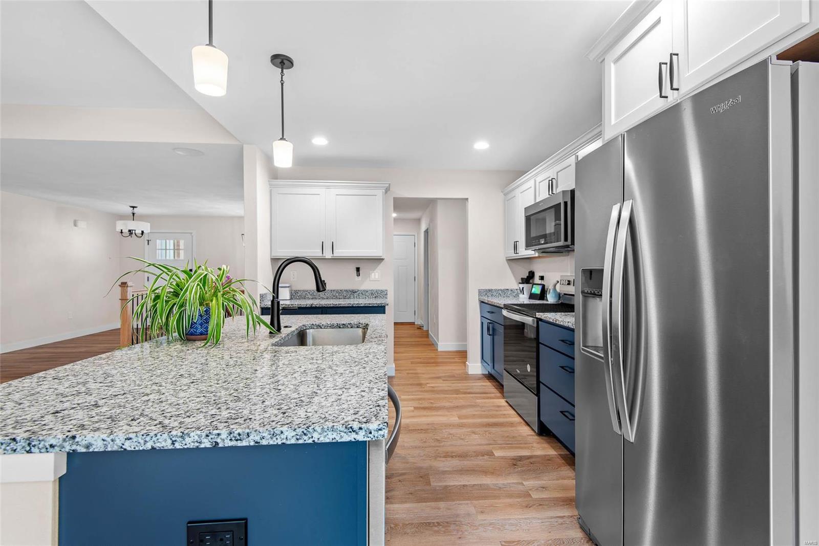 948 Half Moon Property Photo 4