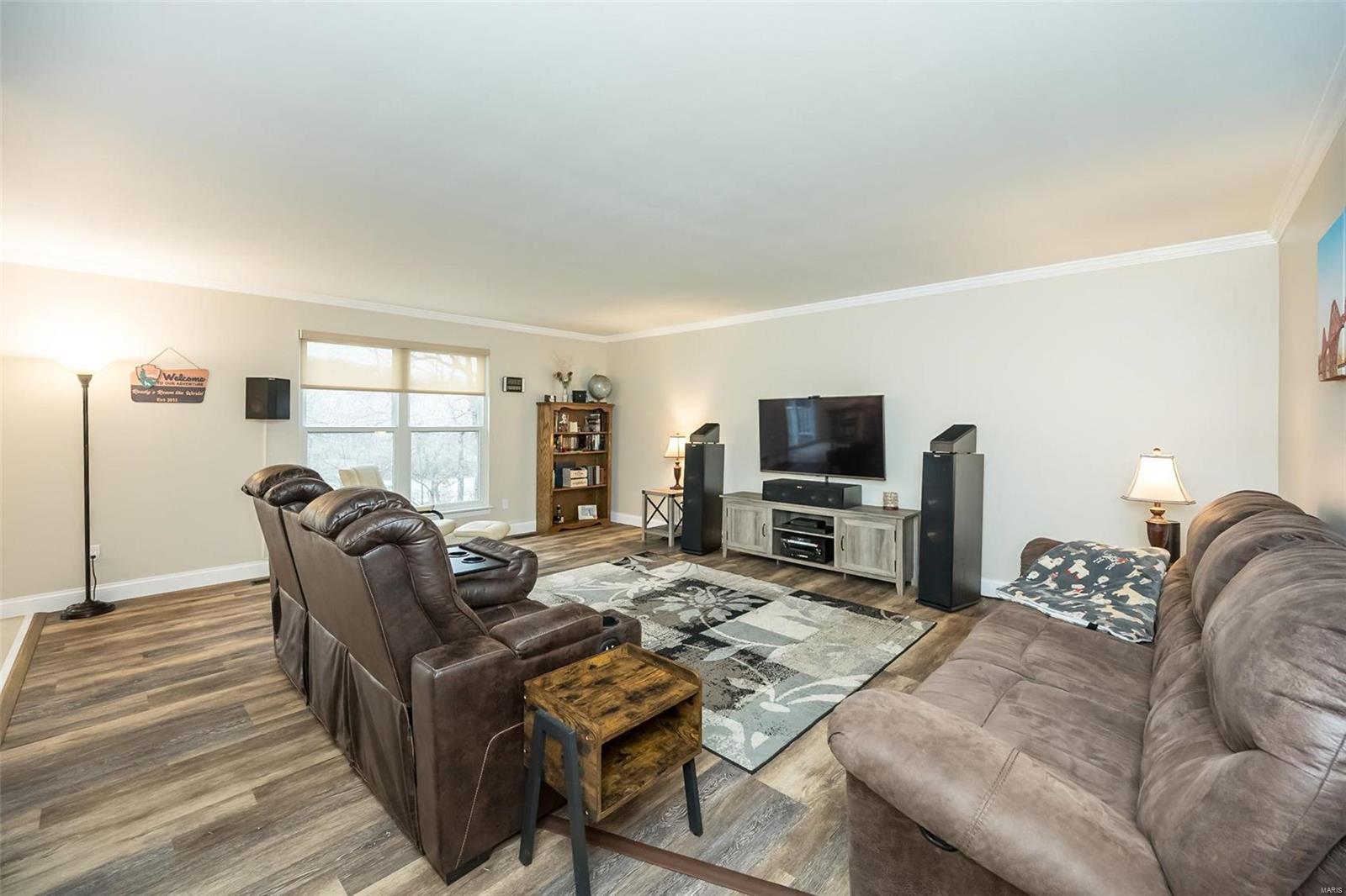 1042 Scenic Oaks Court Property Photo 7
