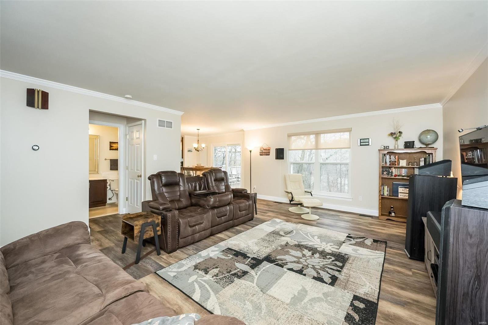 1042 Scenic Oaks Court Property Photo 8