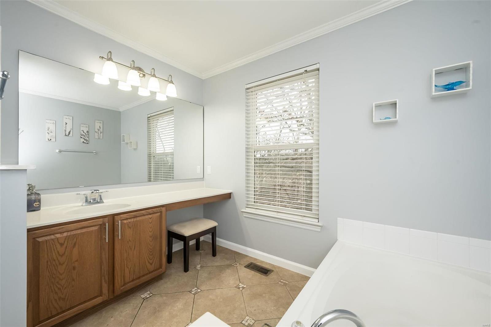 1042 Scenic Oaks Court Property Photo 24