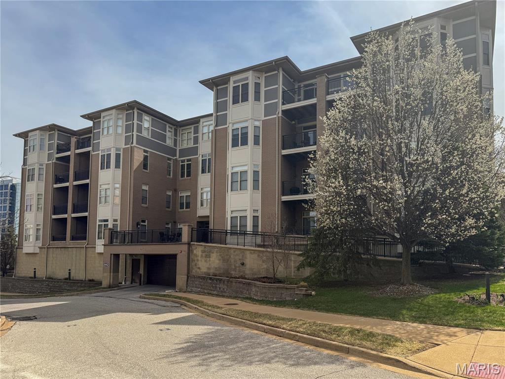 842 N New Ballas Court 303 Property Photo 1