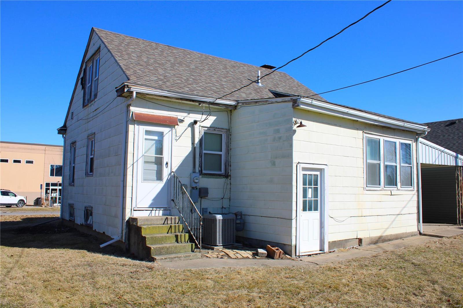 103 W Locust St Property Photo 3