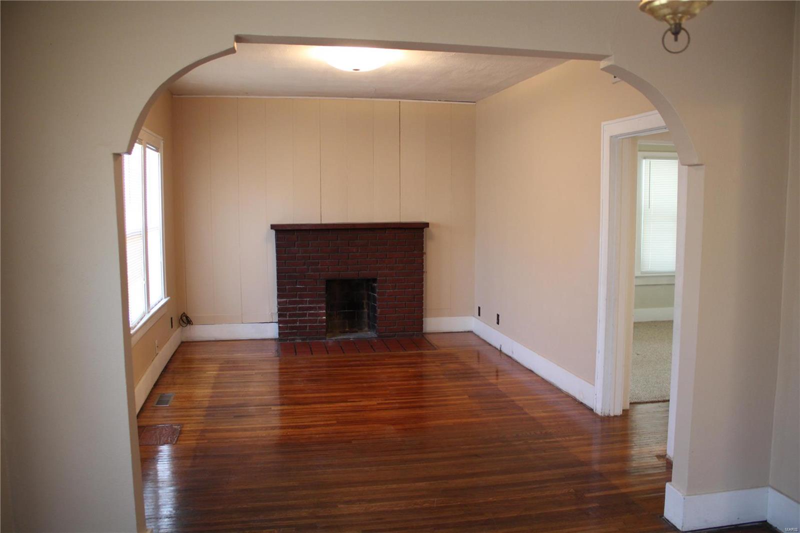 103 W Locust St Property Photo 4