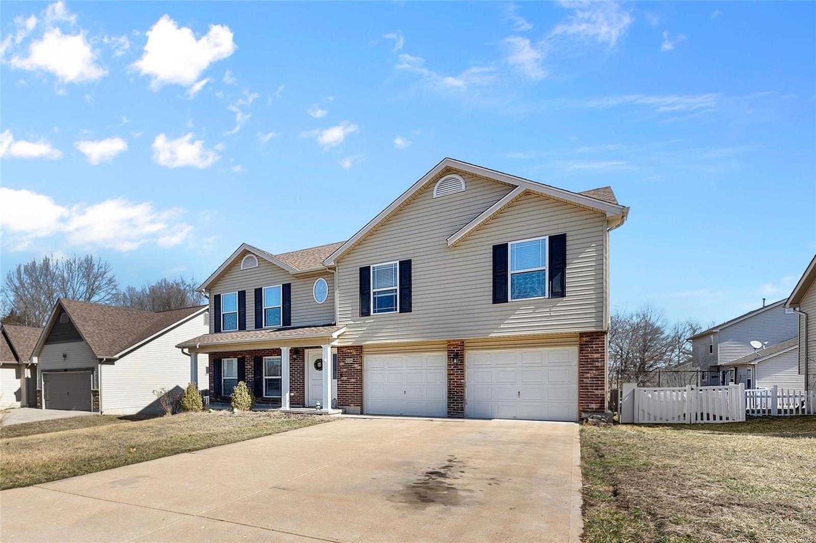806 Carly Court Property Photo 4