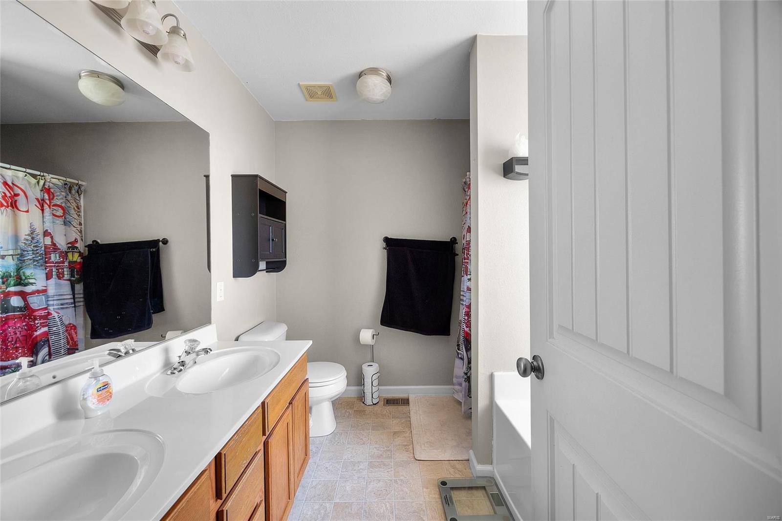 806 Carly Court Property Photo 24