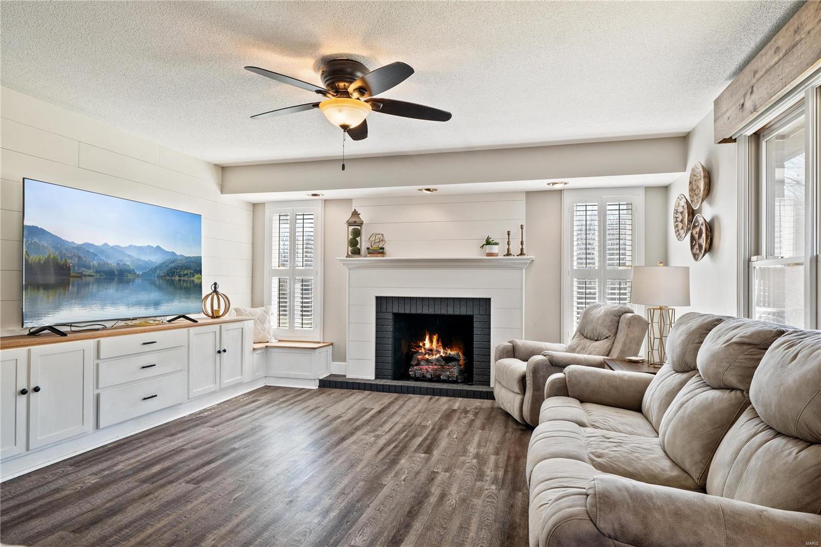 409 Oak Forest Property Photo 4
