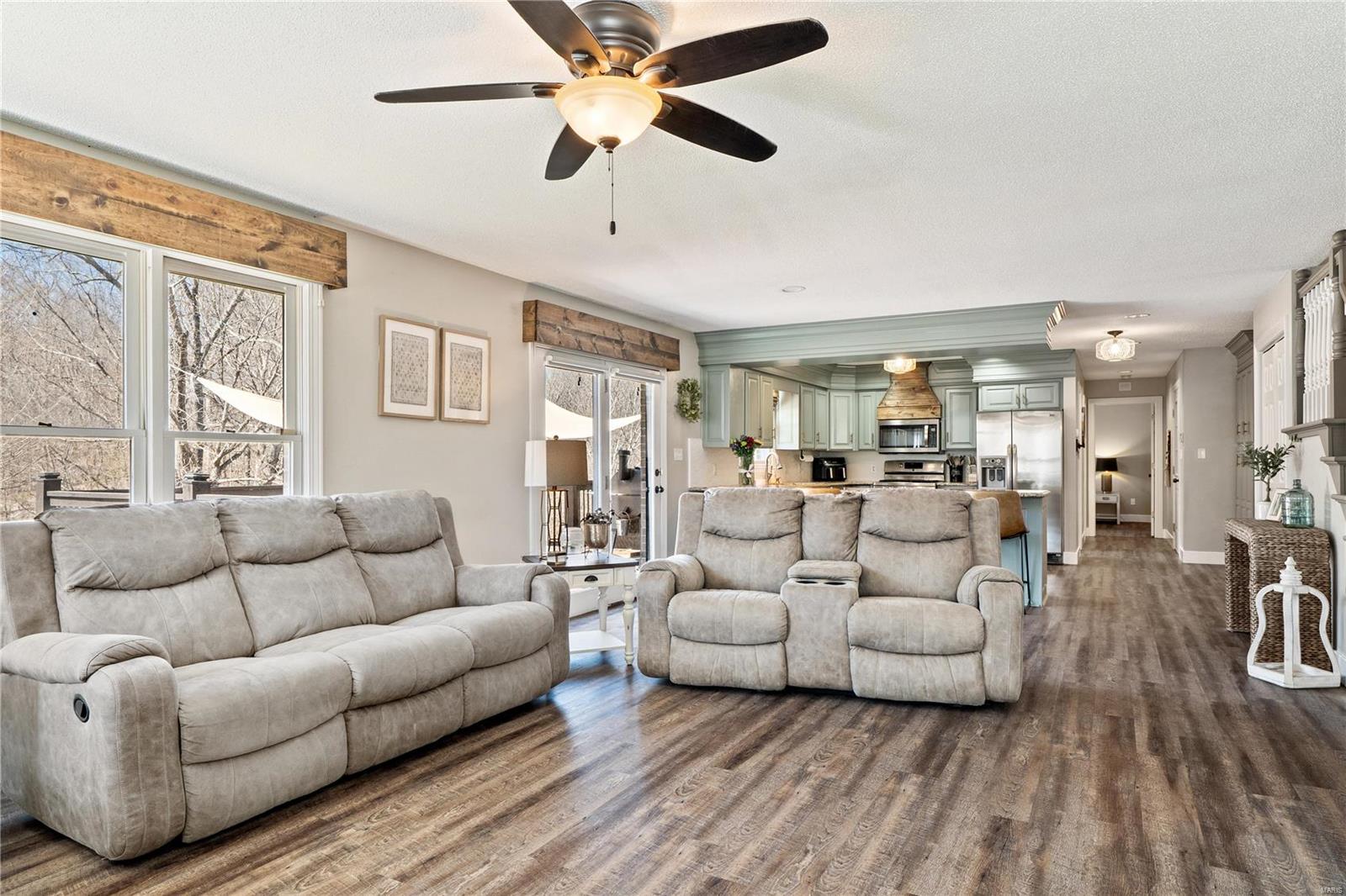 409 Oak Forest Property Photo 5