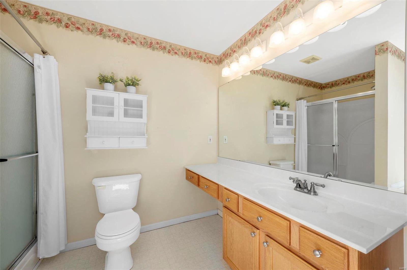 1108 Oak Hollow Drive Property Photo 16