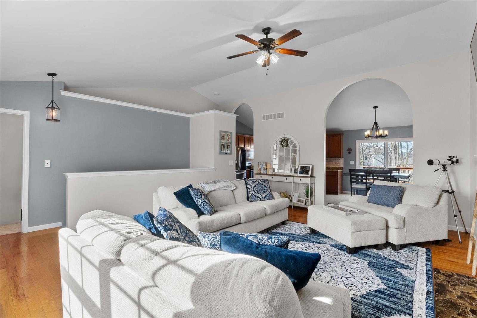 10241 Hawthorn Road Property Photo 4