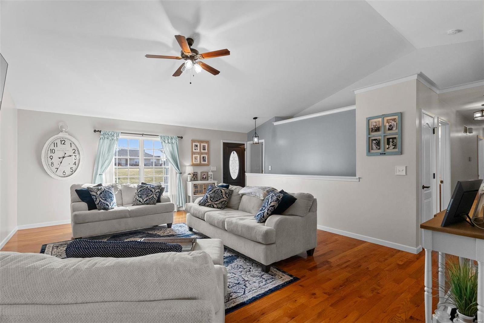 10241 Hawthorn Road Property Photo 5