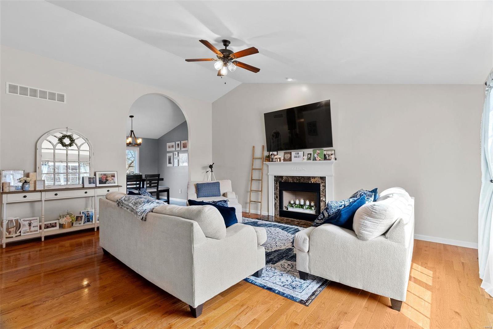 10241 Hawthorn Road Property Photo 6