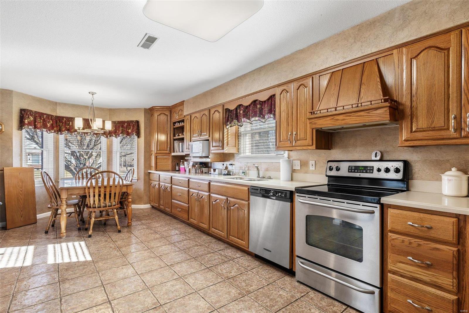 210 Bayberry Property Photo 7